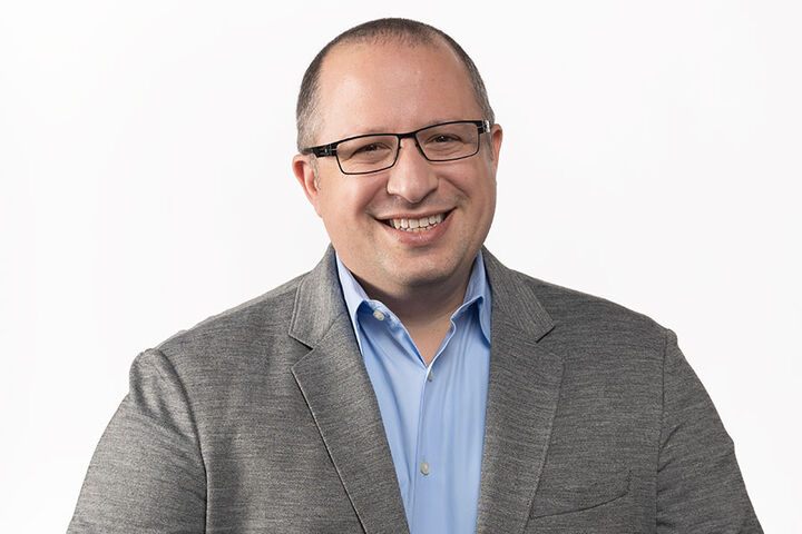 A headshot of Justin Greis.